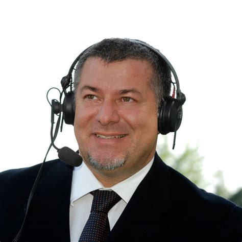 Roberto Scarpini al microfono durante una telecronaca