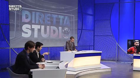 Un momento di entusiasmo in uno studio di trasmissione sportiva