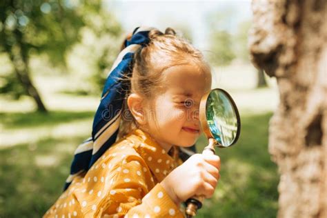 bambino che esplora l'ambiente