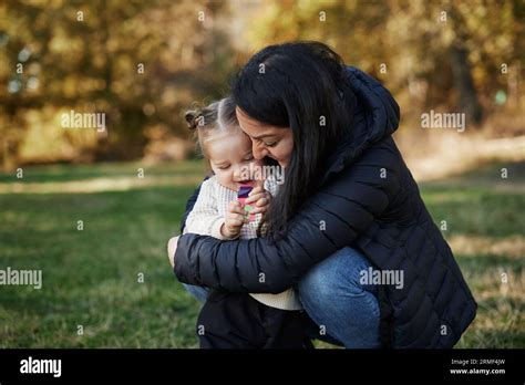 madre che abbraccia la figlia