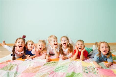bambini che ridono insieme