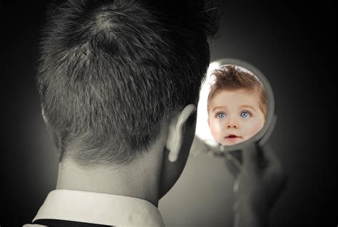 adulto e bambino che si sorridono