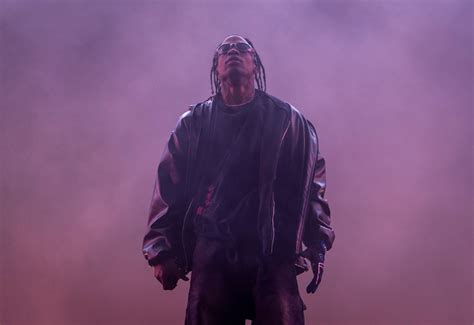 Ritratto stilizzato di Travis Scott durante un'esibizione live