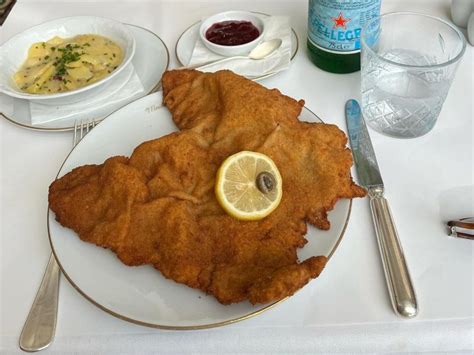 Un piatto di Wiener Schnitzel tradizionale, il comfort food preferito di Sinner