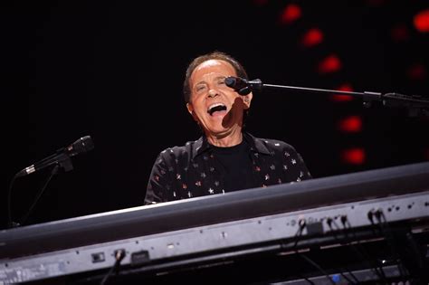 Ritratto di Roby Facchinetti al pianoforte durante una sessione di composizione