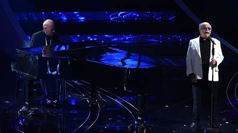 Roby Facchinetti sul palco dell'Ariston durante una delle sue partecipazioni al Festival di Sanremo