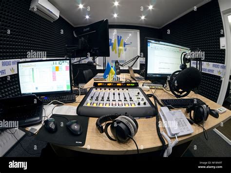Un moderno studio radiofonico con microfoni e mixer