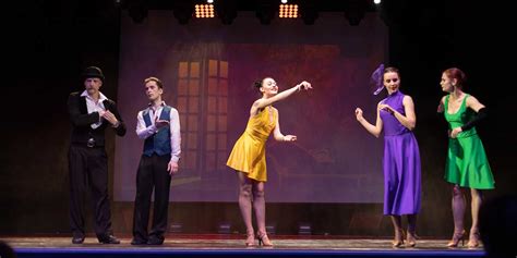 Scena teatrale con attori