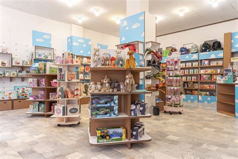 Vista esterna di un ampio negozio per bambini