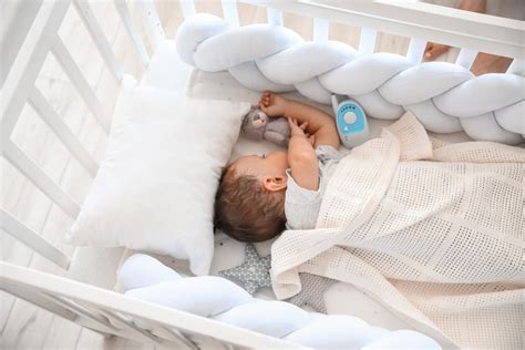 Un neonato che dorme serenamente accanto a un peluche sonoro