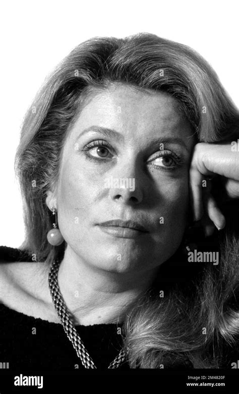 Ritratto di Catherine Deneuve in un primo piano iconico anni Sessanta
