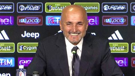 Allenatore che parla in conferenza stampa