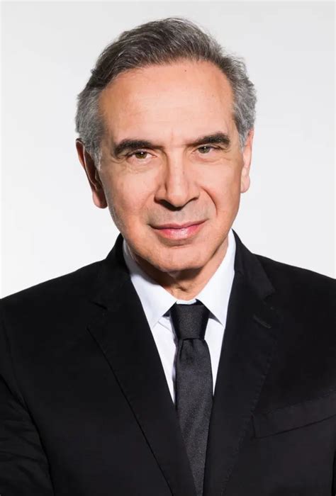 Carlo Capasa ritratto in un contesto istituzionale contemporaneo