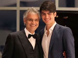 Tony Renis al fianco di Andrea Bocelli durante una sessione di registrazione