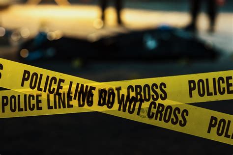 Dettaglio di un nastro della polizia scientifica in un ambiente urbano