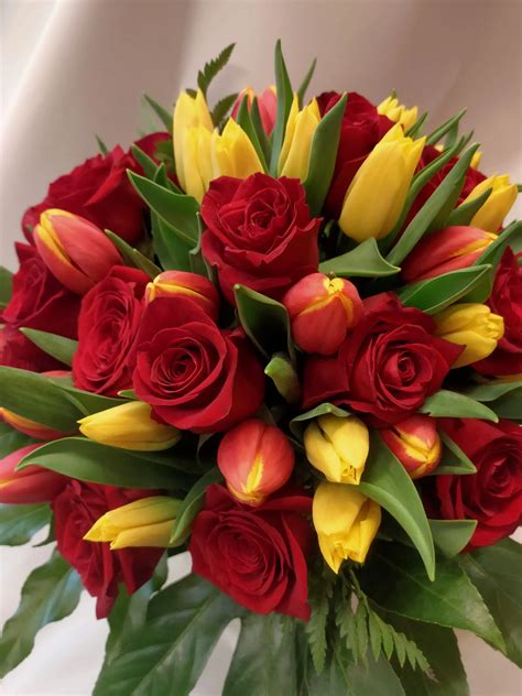 Mazzo di fiori in un luogo commemorativo