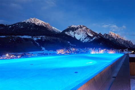 Piscina all'aperto con vista panoramica
