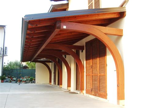 Esempio di portico in legno senza colonne