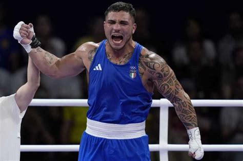 Diego Lenzi sul ring durante un incontro di boxe categoria supermassimi