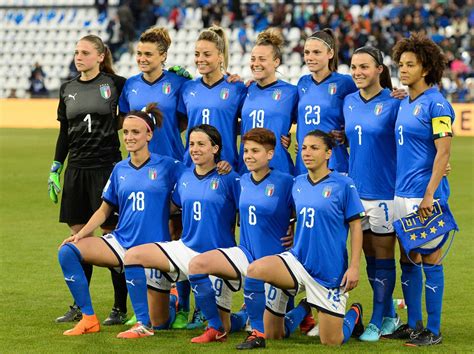 Squadra di calcio femminile italiana in allenamento