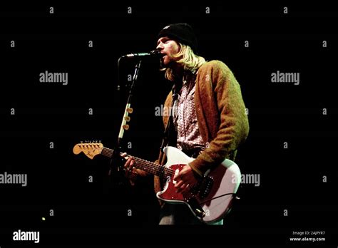 Ritratto iconico di Kurt Cobain in concerto