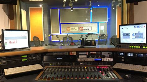 Microfono radiofonico in uno studio notturno