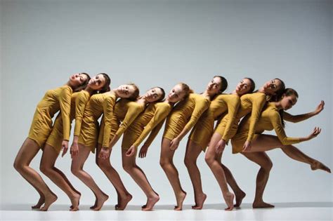 Studenti in una classe di danza contemporanea