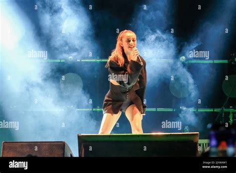 Annalisa durante una performance live