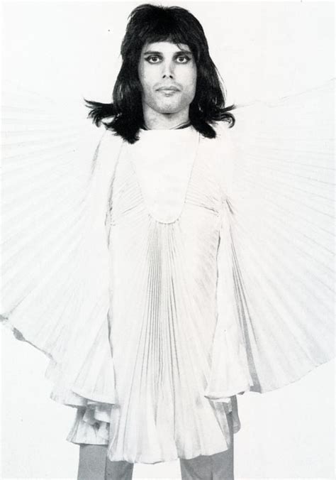 Freddie Mercury in scena con i costumi disegnati da Zandra Rhodes