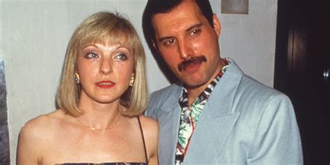 Freddie Mercury e Mary Austin a Londra negli anni Settanta