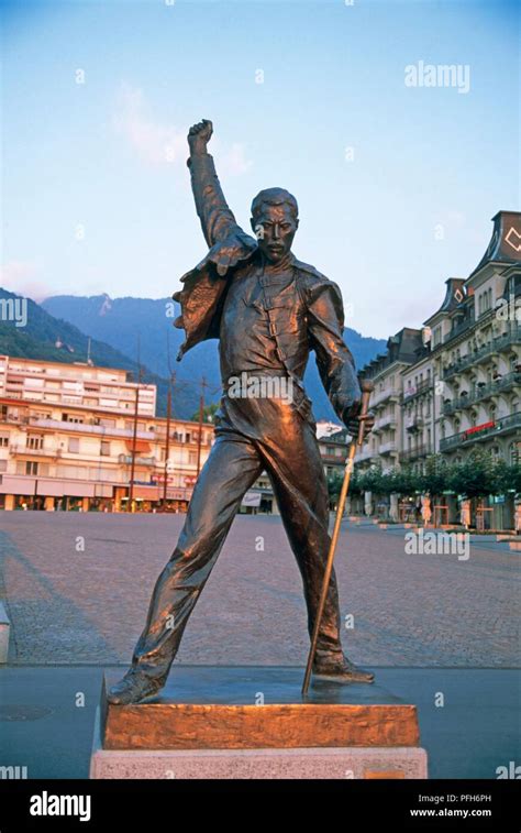 Statua di Freddie Mercury a Montreux affacciata sul Lago Lemano