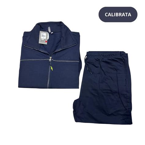 dettaglio di una tuta blu in cotone garzato con zip centrale