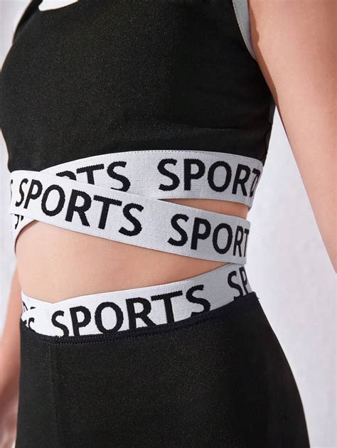 set di abbigliamento sportivo con sneakers e accessori coordinati