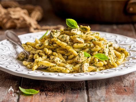 Piatto di pasta con origano e un neonato che allatta