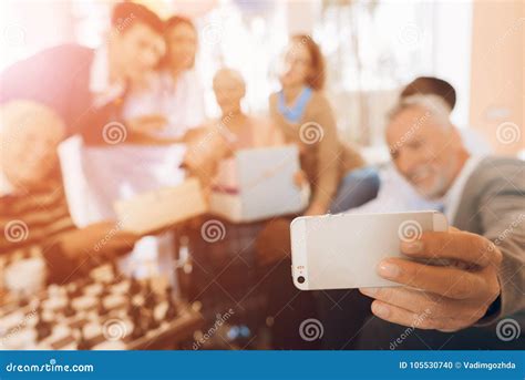 Giovani con smartphone e anziani in Calabria, simboli di diverse generazioni