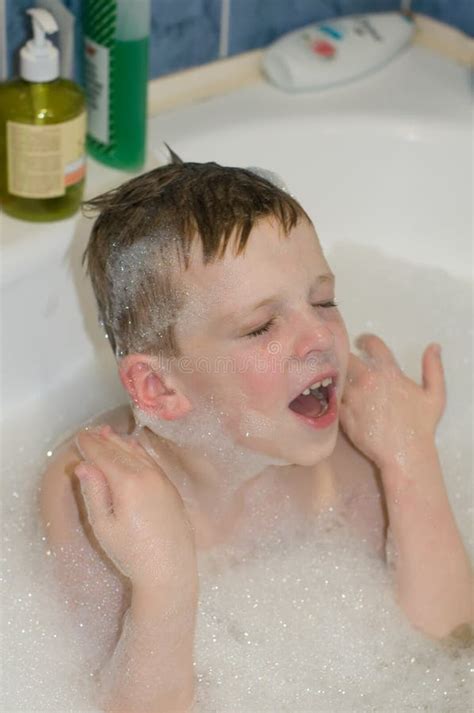 Bambino che fa il bagno con schiuma