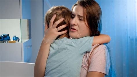 Bambino spaventato aggrappato alla mamma