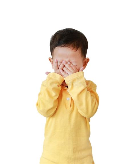 Bambino con un pupazzo che si copre gli occhi