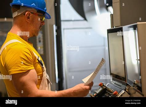 tecnico che esegue un controllo di manutenzione su una lavastoviglie