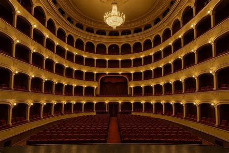 Scatto fotografico di un teatro storico italiano e luci di scena
