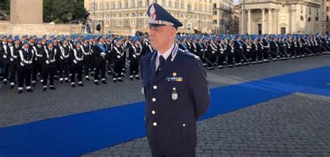 Ritratto ideale di un dirigente della Polizia di Stato in divisa operativa