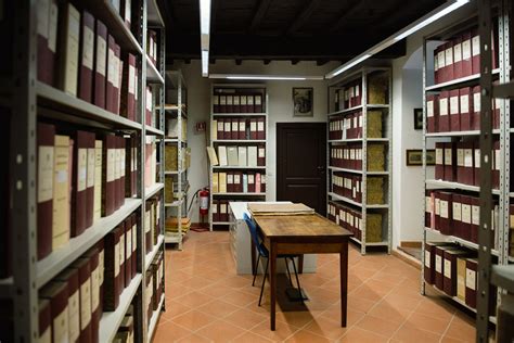 Archivio storico con registri parrocchiali antichi