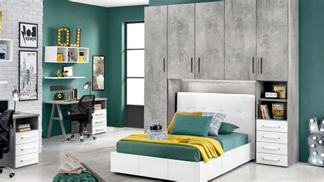 Coppia che assembla un mobile per la cameretta insieme