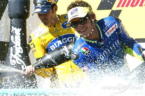 Valentino Rossi festeggia una vittoria con Yamaha