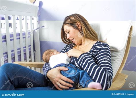 mamma allatta bambino al seno