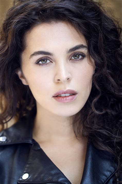 Ritratto dell'attrice Marina Crialesi in un momento di riflessione professionale