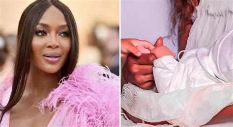 Naomi Campbell con i piedini della sua bambina