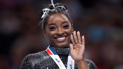 Simone Biles con la sua famiglia, simbolo di supporto e resilienza