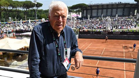 Nicola Pietrangeli gioca a tennis
