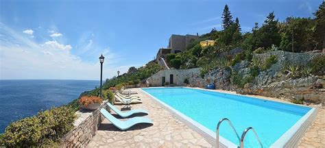 Piscina panoramica dell'Hotel Fertilia con vista sul mare